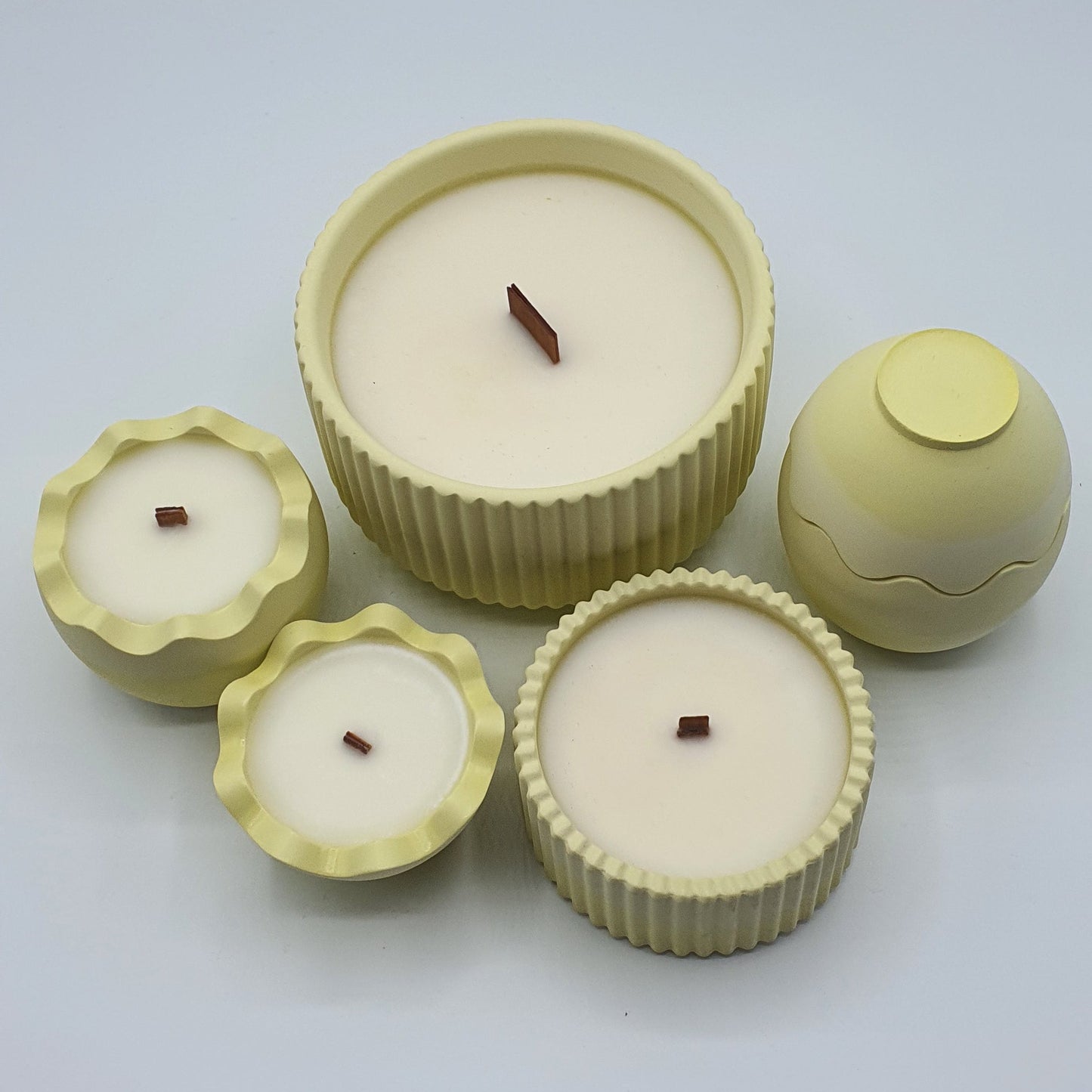 Lumânare artizanală "Egg-cellent Vibes Only" | Cardamom, Mimoză, Mosc, Lemn de santal, Heliotrop
