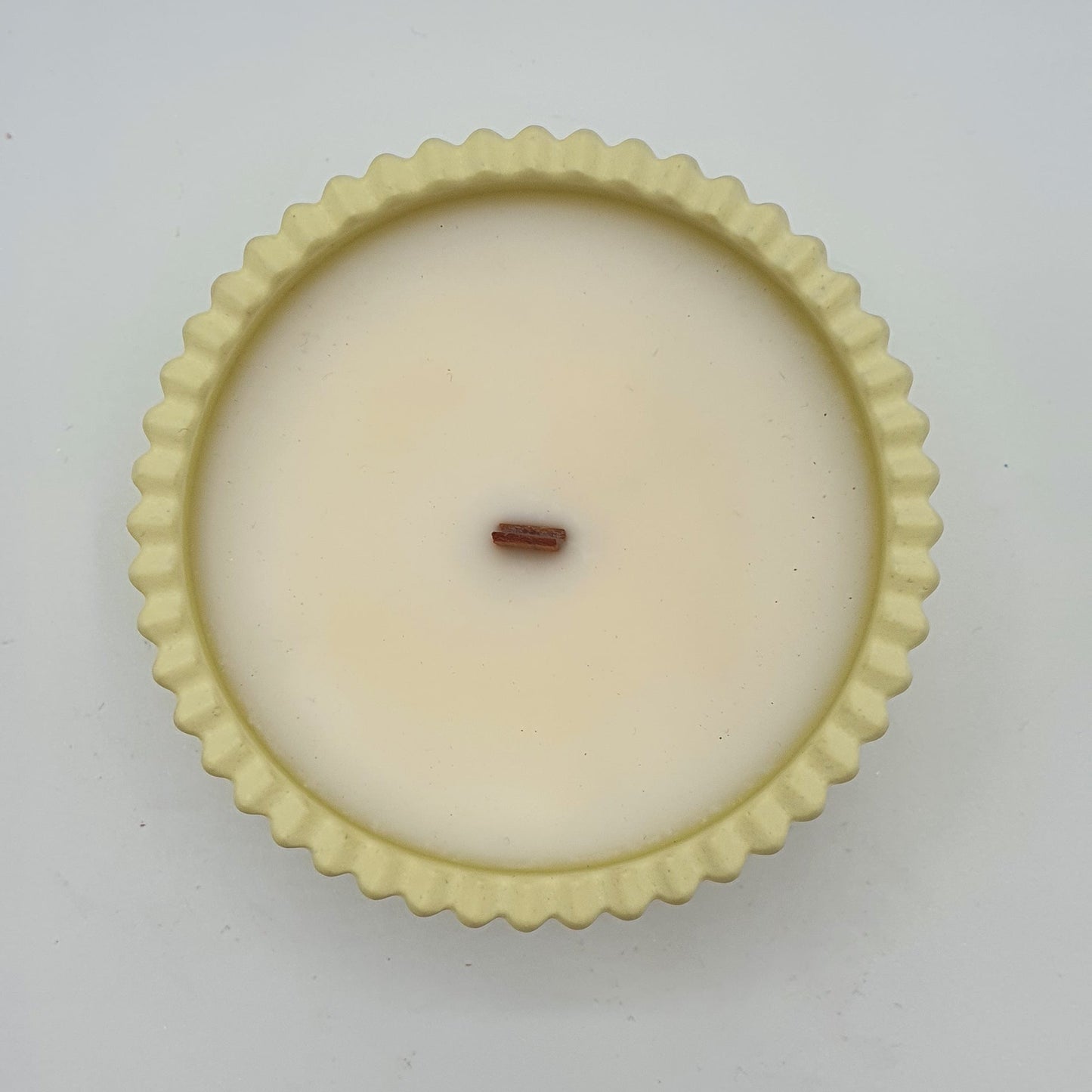 Lumânare artizanală "Egg-cellent Vibes Only" | Cardamom, Mimoză, Mosc, Lemn de santal, Heliotrop