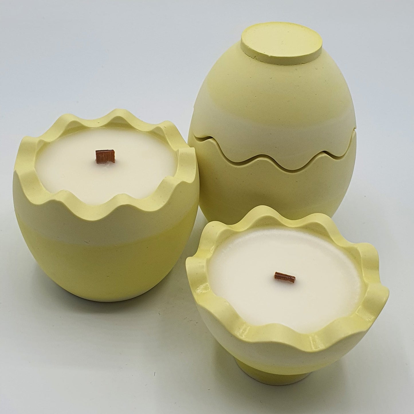 Lumânare artizanală "Egg-cellent Vibes Only" | Cardamom, Mimoză, Mosc, Lemn de santal, Heliotrop