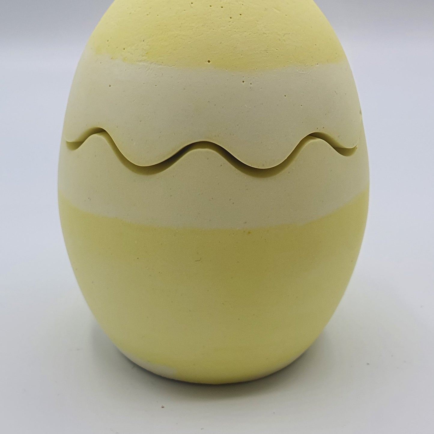 Lumânare artizanală "Egg-cellent Vibes Only" | Cardamom, Mimoză, Mosc, Lemn de santal, Heliotrop