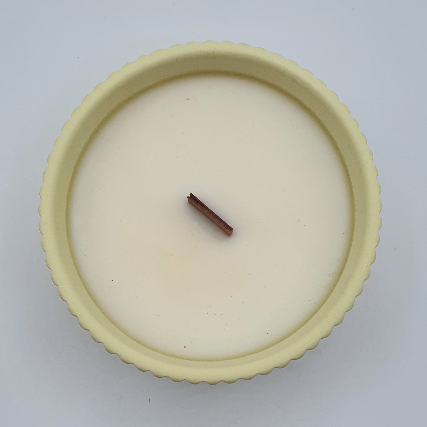 Lumânare artizanală "Egg-cellent Vibes Only" | Cardamom, Mimoză, Mosc, Lemn de santal, Heliotrop