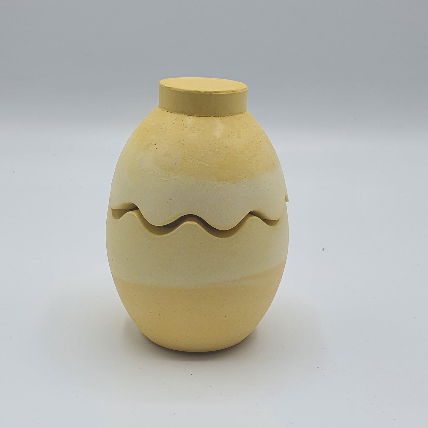 Lumânare artizanală "Too Cool for the Egg Hunt" | Lime, Bergamotă, Mandarină, Busuioc, Patchouli