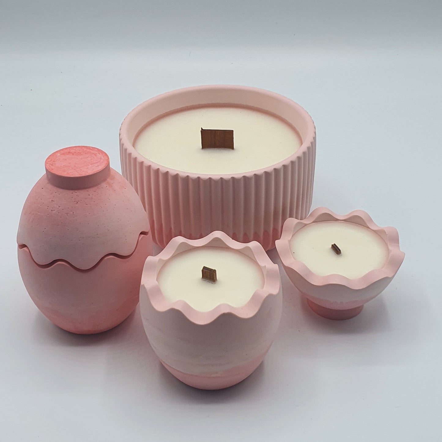 Lumânare artizanală "Mood: Pastel chaos" | Rabarbăr, Grapefruit, Căpșună, Zmeură, Cedru
