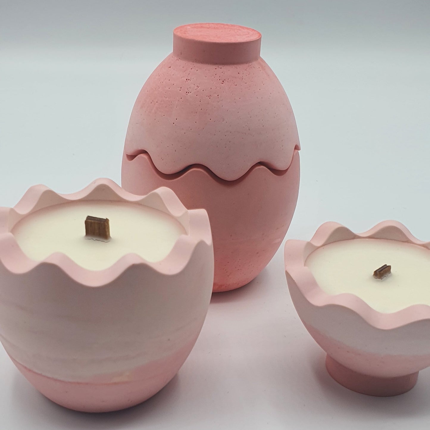 Lumânare artizanală "Mood: Pastel chaos" | Rabarbăr, Grapefruit, Căpșună, Zmeură, Cedru