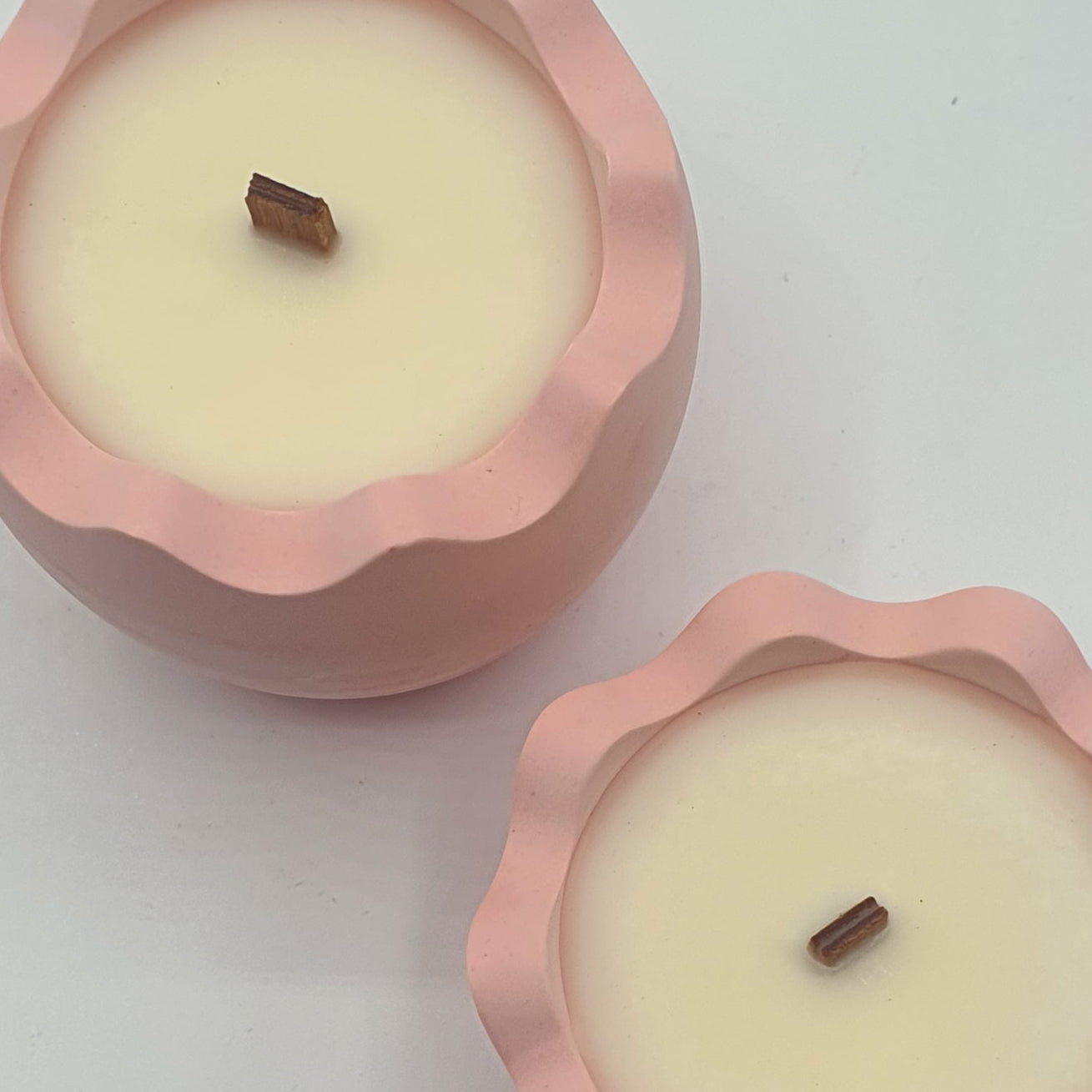 Lumânare artizanală "Mood: Pastel chaos" | Rabarbăr, Grapefruit, Căpșună, Zmeură, Cedru