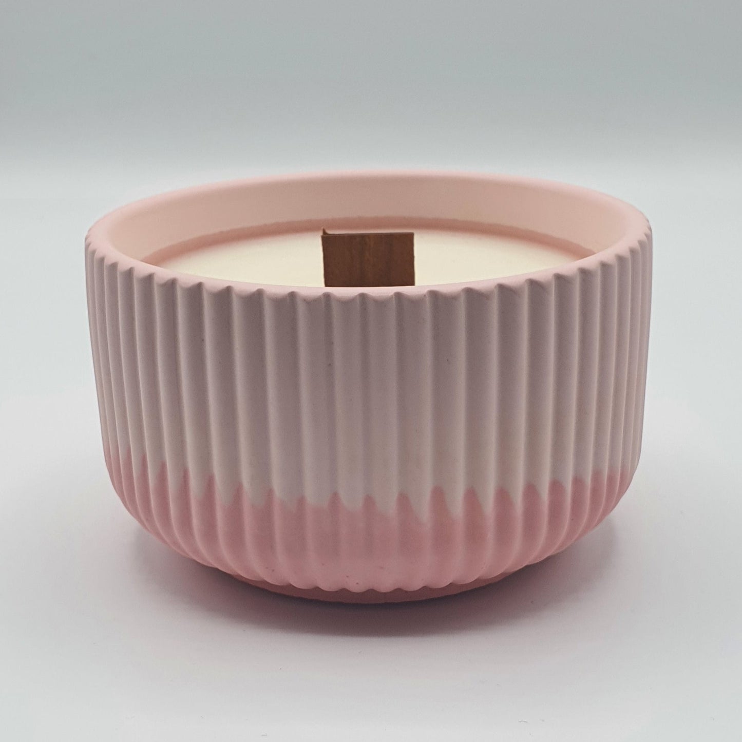 Lumânare artizanală "Mood: Pastel chaos" | Rabarbăr, Grapefruit, Căpșună, Zmeură, Cedru