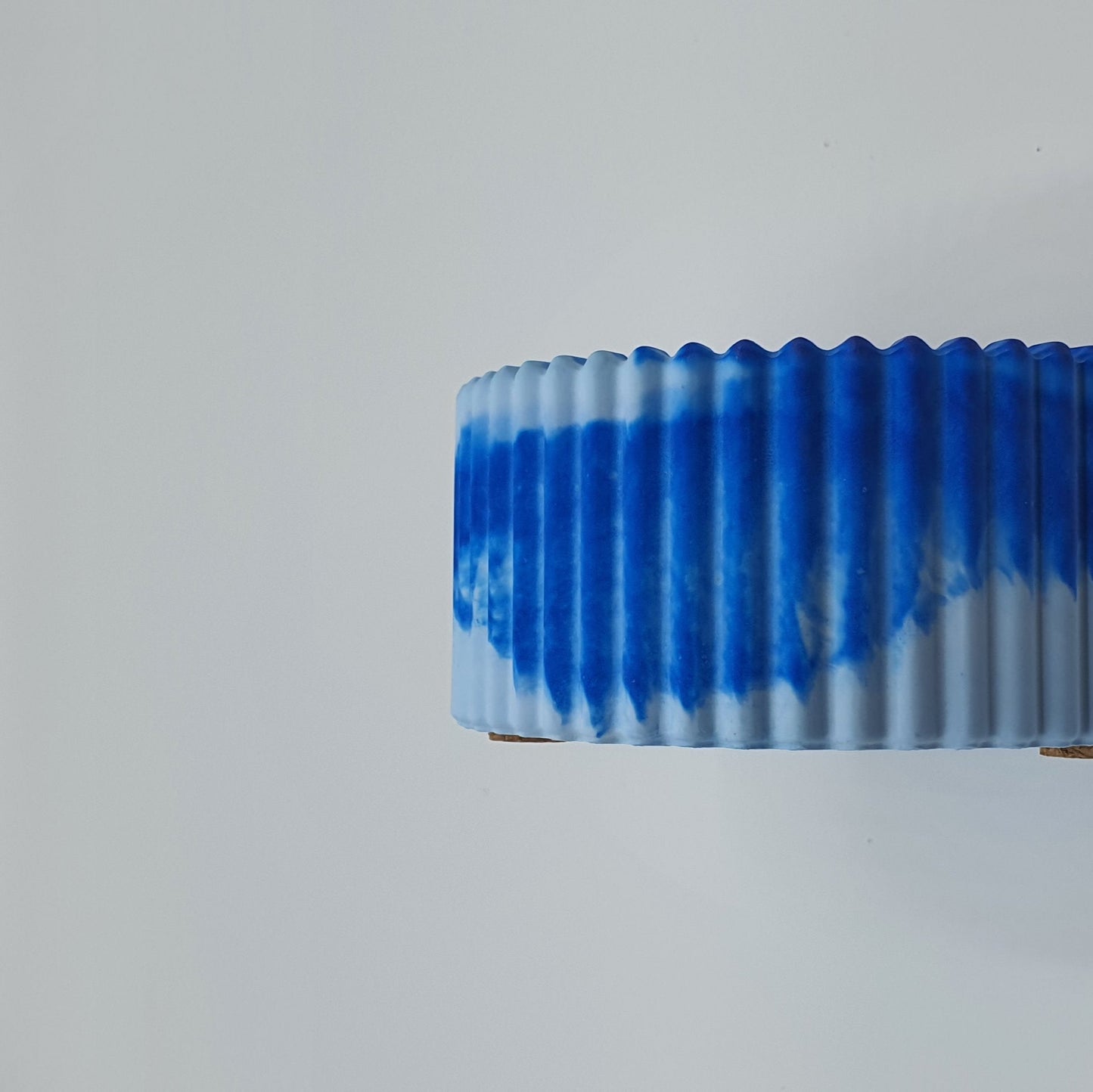 Lumânare artizanală "Santorini Breeze" | Alge marine, Ciclamen, Nufăr, Ambră, Patchouli
