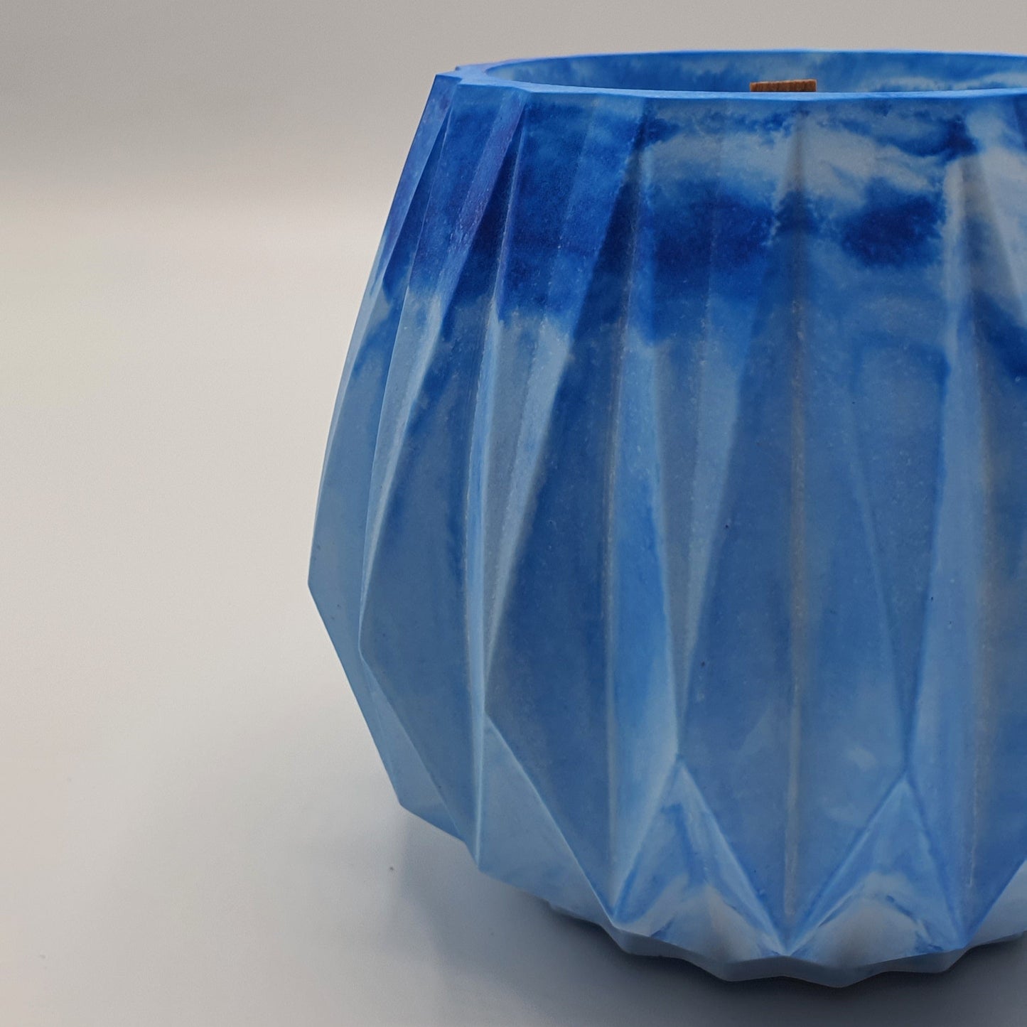 Lumânare artizanală "Santorini Breeze" | Alge marine, Ciclamen, Nufăr, Ambră, Patchouli
