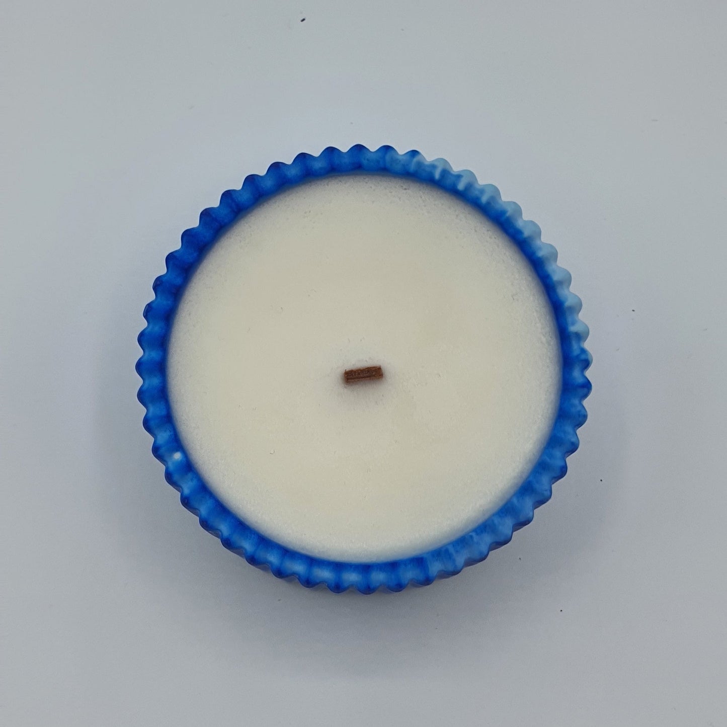 Lumânare artizanală "Santorini Breeze" | Alge marine, Ciclamen, Nufăr, Ambră, Patchouli