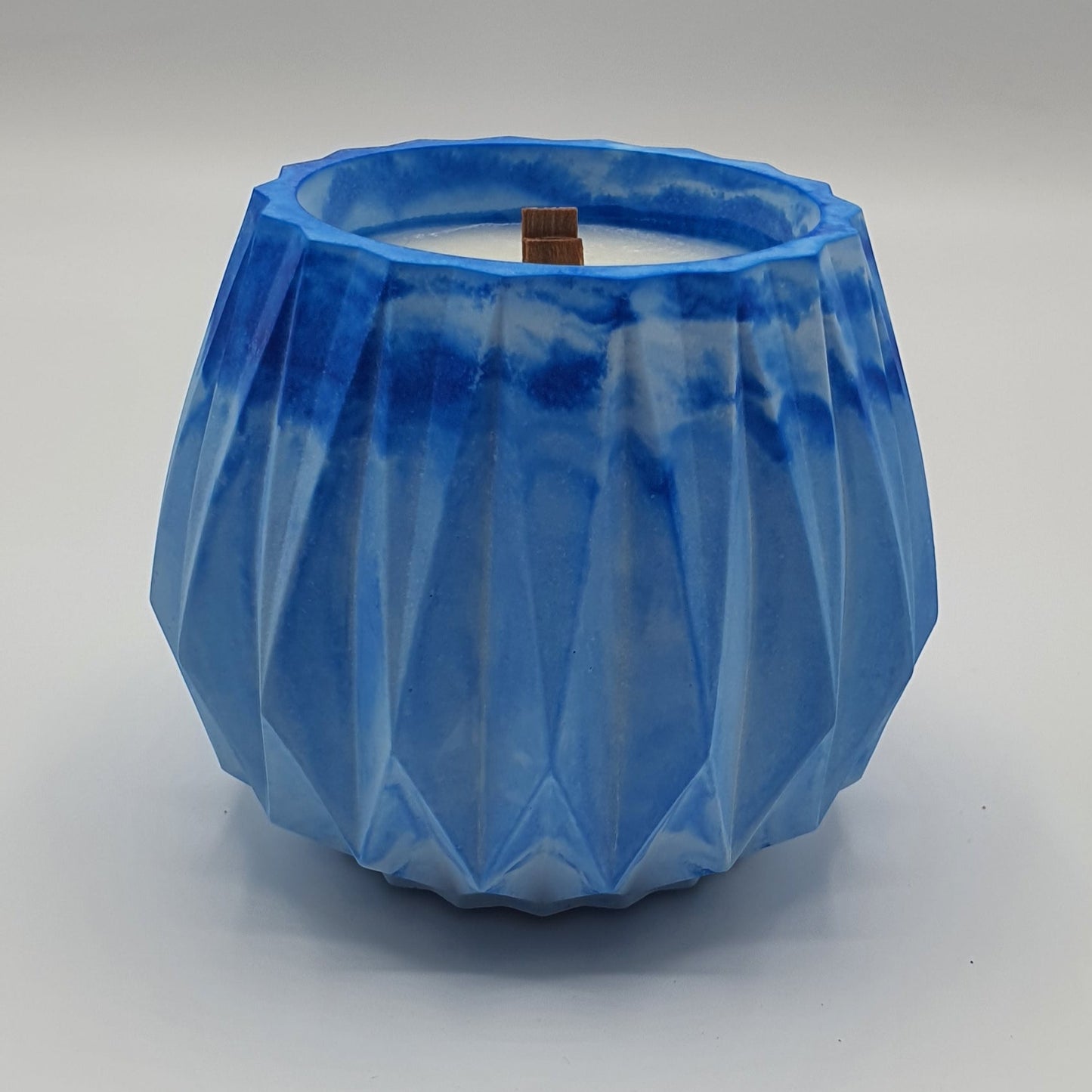 Lumânare artizanală "Santorini Breeze" | Alge marine, Ciclamen, Nufăr, Ambră, Patchouli